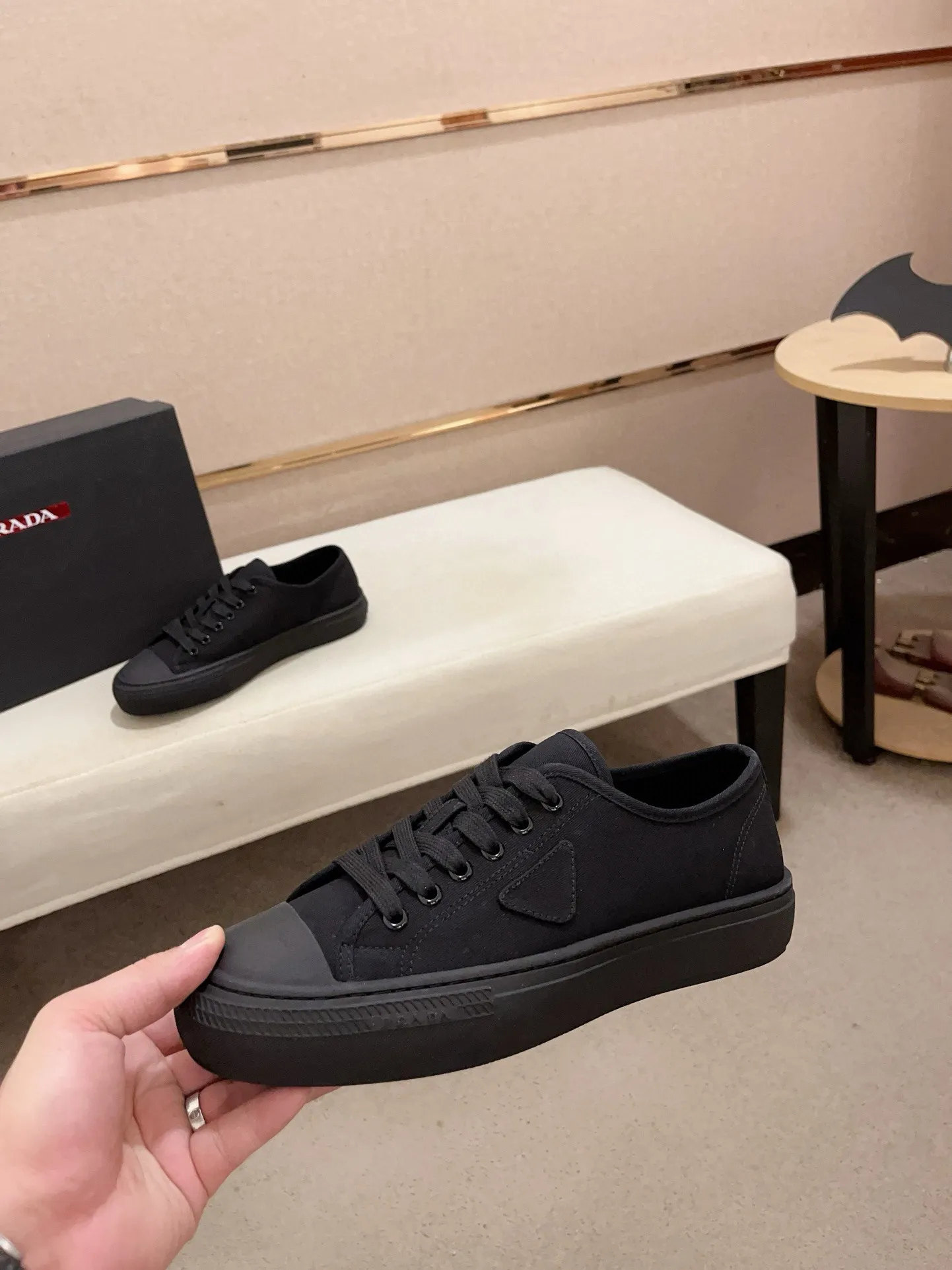 Men's shoes 💰 580💰 ✔️✔️✔️High-quality new PRADA counters are launched at the same time. The new men's shoes and 😘fabrics are selected from first-layer cowhide and are made by pure handicrafts. Lining: Full cowhide lining. 👍🏿 High-end ☄️ air-cushion molded anti-slip rubber outsole, exquisite lines, simple and elegant, comfortable and high-end for leisure travel. Code number: 38 to 44 (45 can be customized)